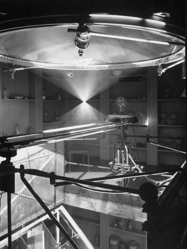 According to the LIFE magazine article on the French solar furnace,  When LIFE photographer N. R. Farbman blew some cigarette smoke into one of the ... furnaces he produced a pattern of sunlit particles that shows how the rays are focused by the mirrors.