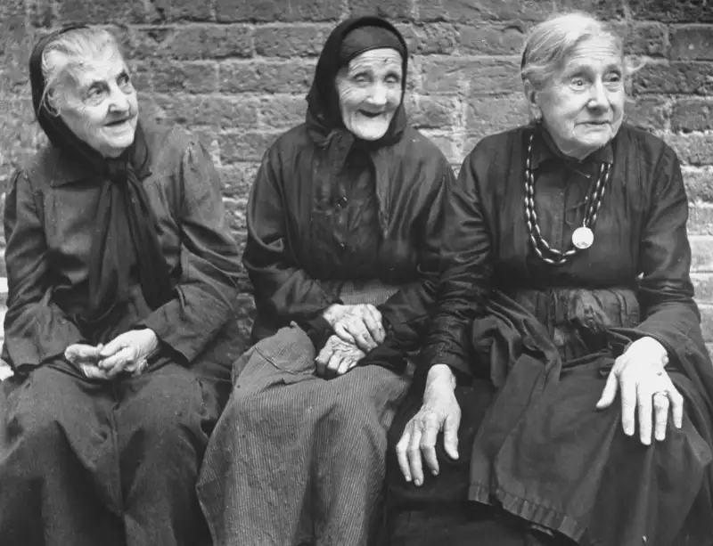 Socializing in the Street, 1946