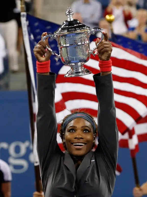 Serena Williams of the U.S. raises her trophy after defeating Victoria Azarenka of Belarus in their women's singles final match at the U.S. Open tennis championships in New York September 8, 2013.