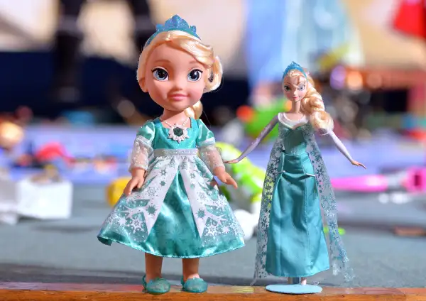 Disney Frozen Snow Glow Elsa and Disney Frozen Sparkle Doll