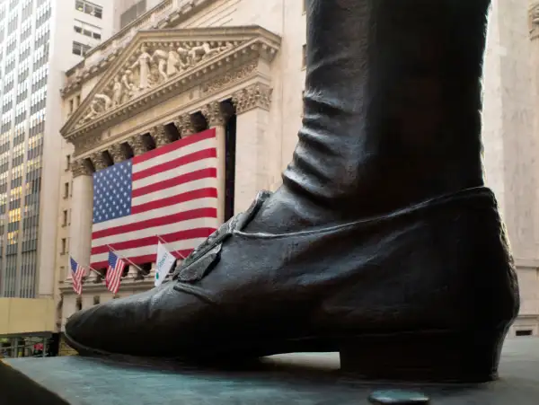 Foot of George Washington statue with view of NYSE in the background