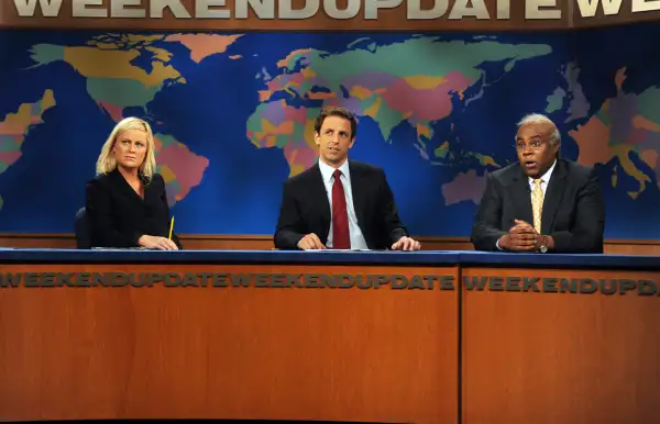 SATURDAY NIGHT LIVE: WEEKEND UPDATE THURSDAY, (from left): Amy Poehler, Seth Meyers, Kenan Thompson, (Episode 101, aired Oct. 9, 2008), 2008.