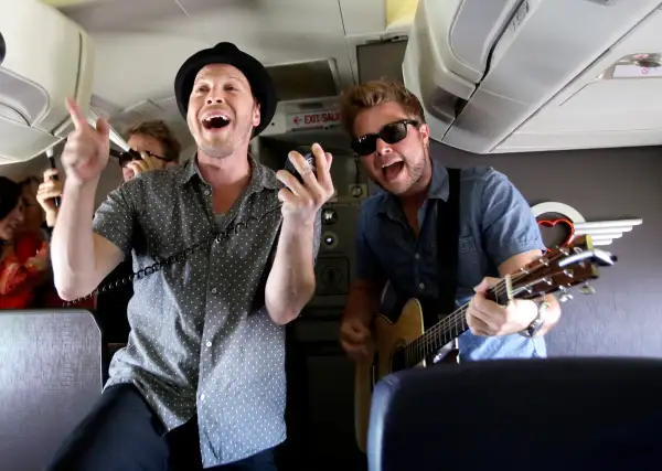 Gavin DeGraw sings his single,  Best I Ever Had  on a Southwest Airlines flight.