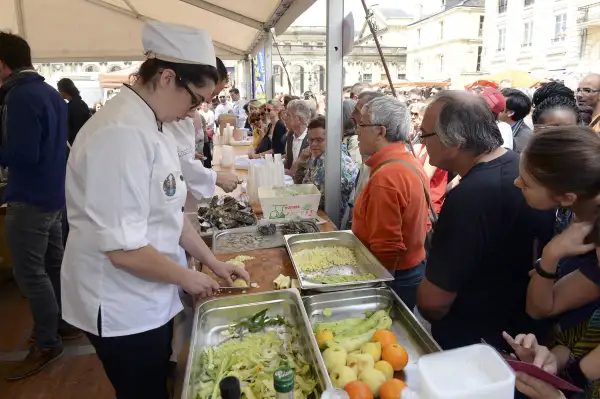 A cook prepares food with unsold products of the food-processing industry during the 'Gaspi'Delice' event in Bordeaux , on June 3, 2015, a few days after French lawmakers voted to stop supermarkets from discarding leftover food, tonnes of which ends up in dustbins every day.