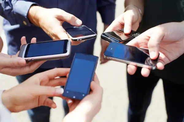 circle of friends with smartphones