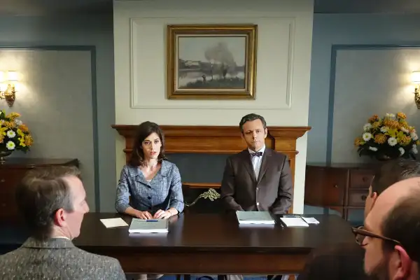 Lizzy Caplan as Virginia Johnson and Michael Sheen as Dr. William Masters in Masters of Sex (season 3, episode 1) on Showtime