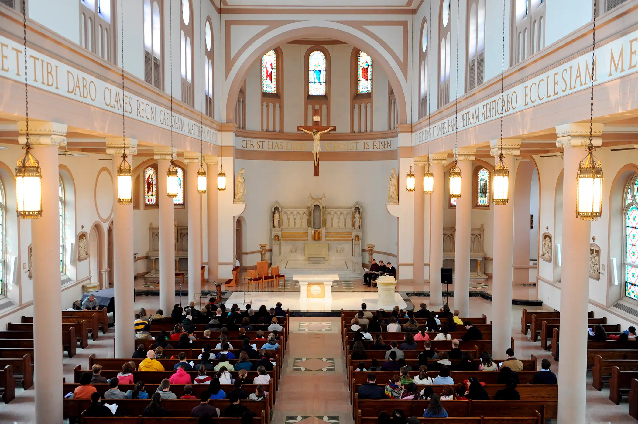 People gather during a Catholic service at St. Peter's Church in Washington DC, USA 10 April 2009.