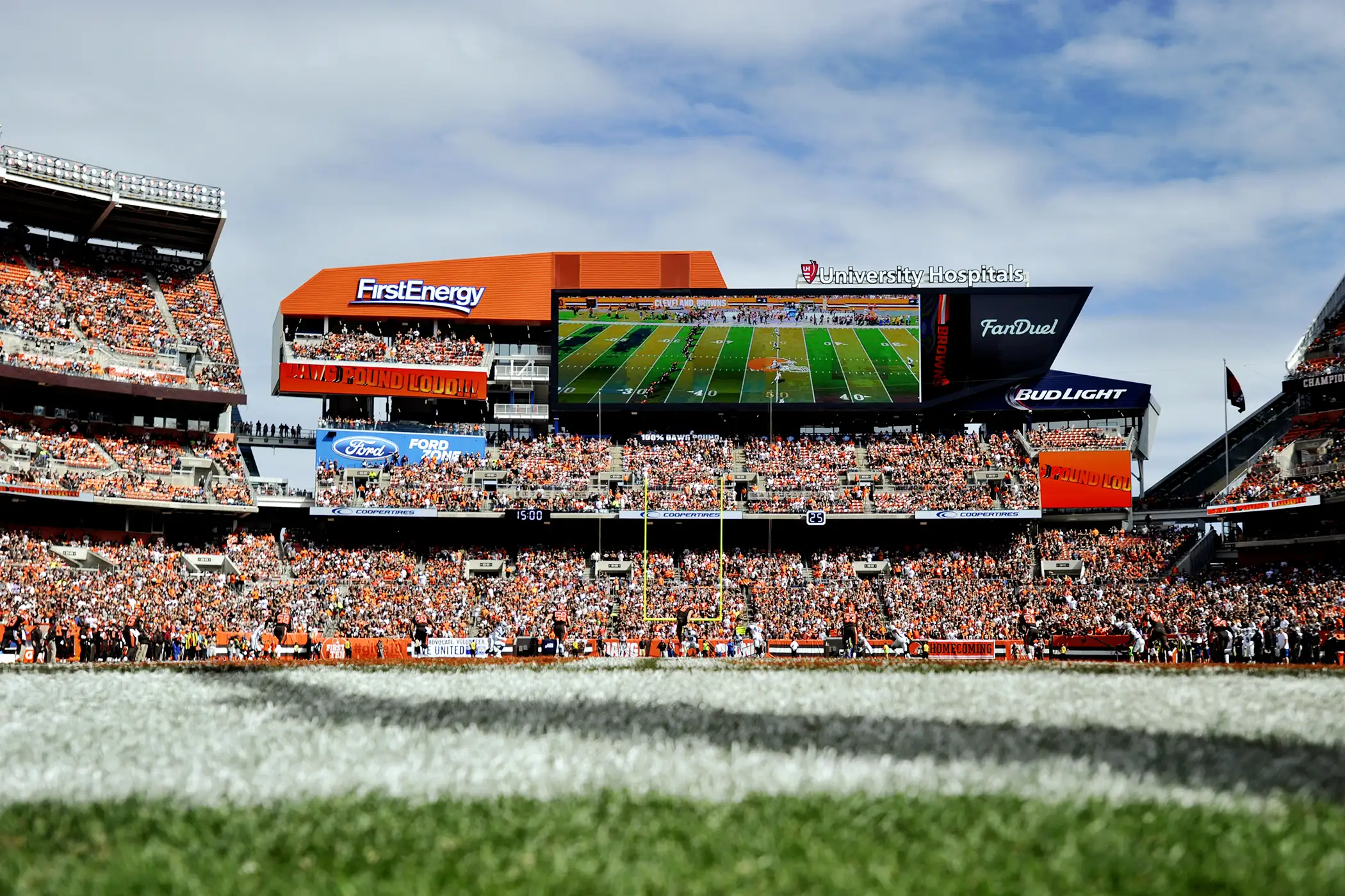 A general view of the opening kickoff of a game between the Oakland Raiders and Cleveland Browns on September 27, 2015 at FirstEnergy Stadium in Cleveland, Ohio.