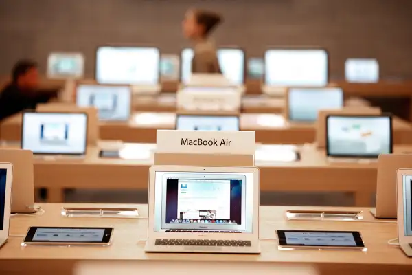 MacBook Air, the new Apple Store in Berlin