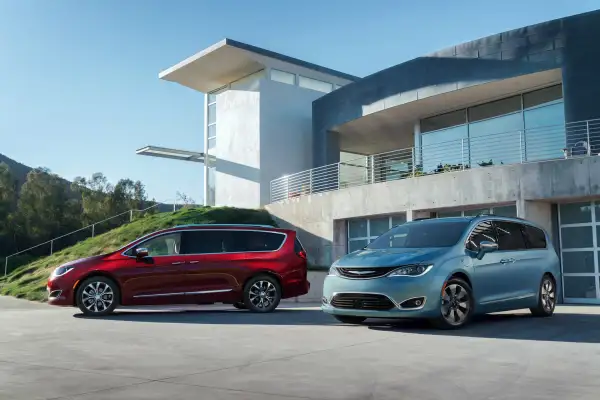 2017 Chrysler Pacifica (left) and Chrysler Pacifica Hybrid (right)