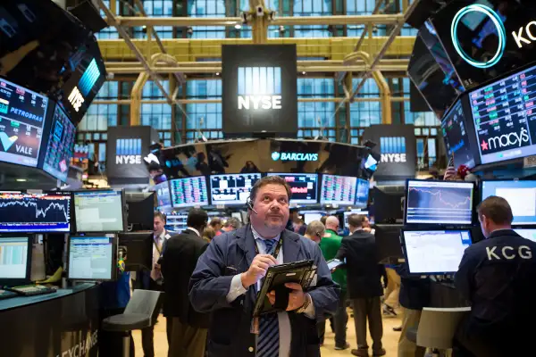 Traders work on the floor of the New York Stock Exchange (NYSE) in New York, U.S., on January 20, 2016. U.S. stocks surged back to pare the biggest one-day selloff in five months, with the Dow Jones Industrial Average cutting a loss of 550 points by two-thirds as investors speculated the rout thats wiped more than $15 trillion from global equities has gone too far too fast.