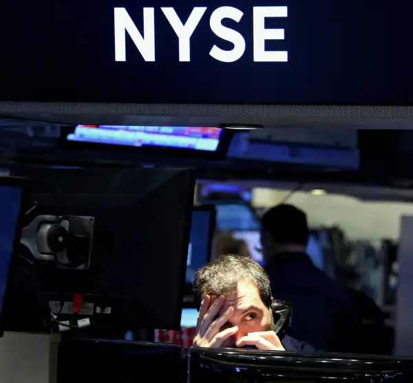 epaselect epa05113599 A trader works on the floor of the New York Stock Exchange at the start of the trading day in New York, New York, USA, on 20 January 2016. The Dow Jones industrial average lost nearly 300 points in early trading in reaction to a drop in the price of oil, among other factors. EPA/JUSTIN LANE