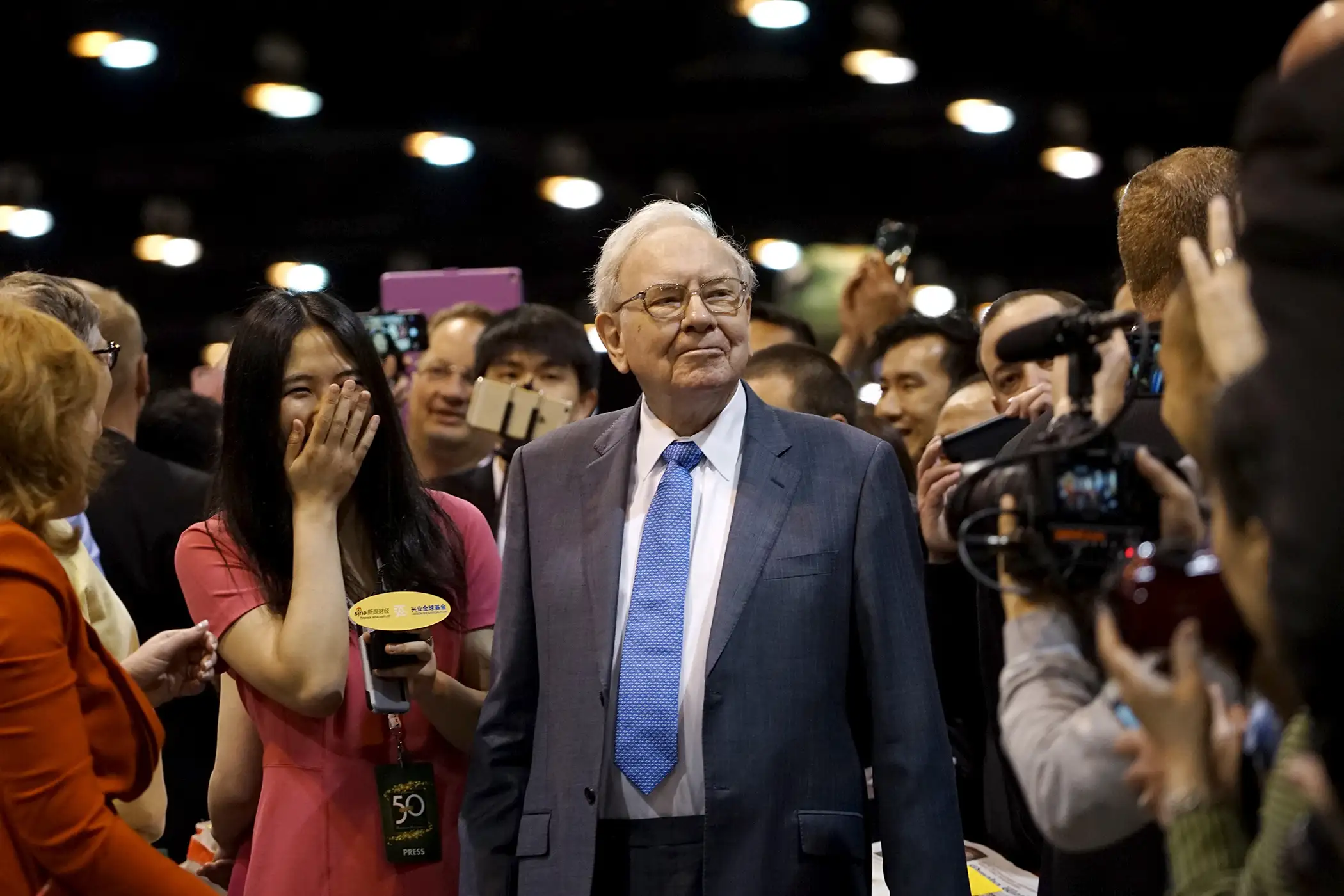 Berkshire Hathaway CEO Warren Buffett reacts after throwing in a newspaper throwing contest prior to the Berkshire annual meeting in Omaha, Nebraska May 2, 2015.