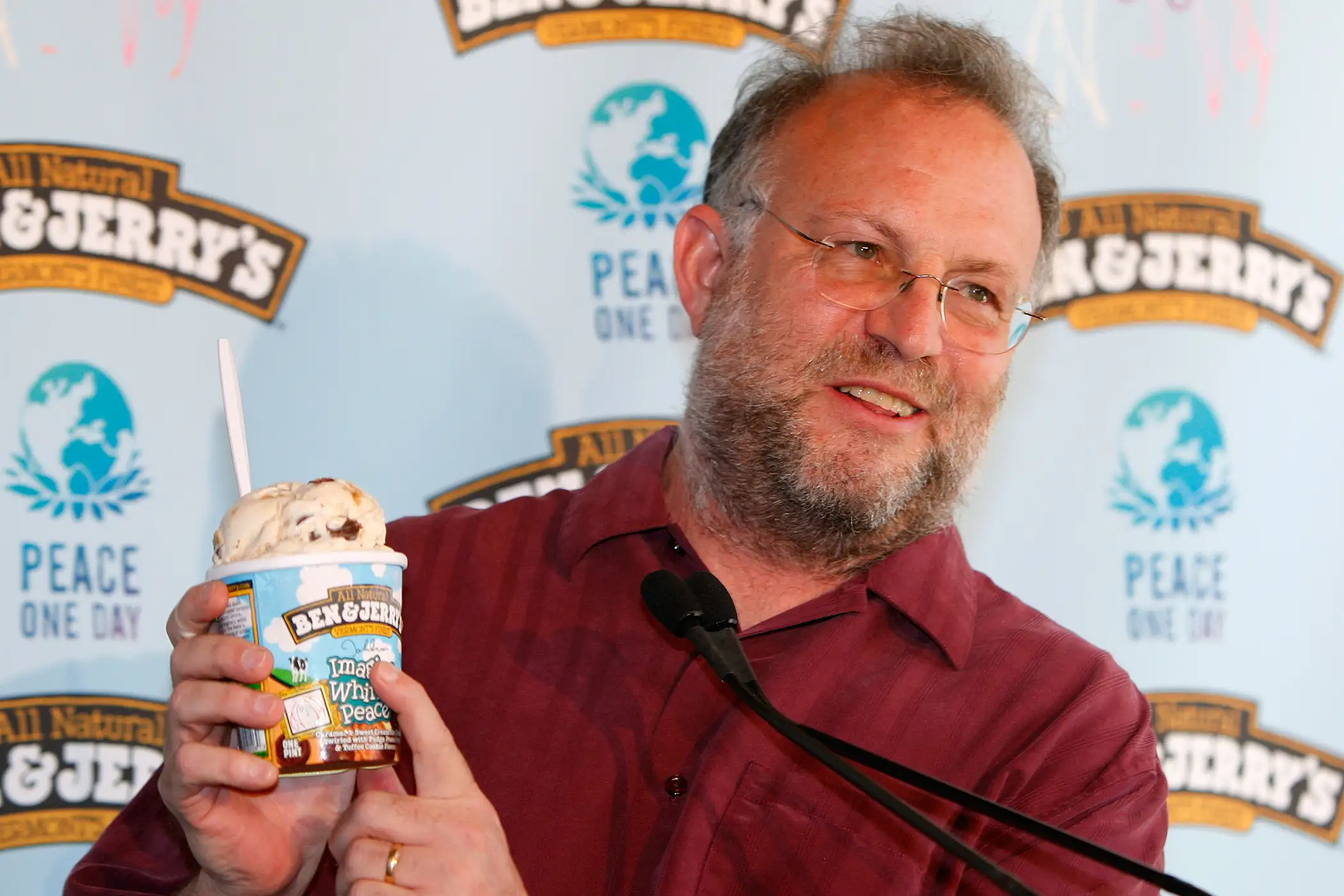 Jerry Greenfield, co-founder of Ben & Jerry's Homemade Holdings, Inc., shows Ben & Jerry's new flavour  Imagine Whirled Peace  during a promotional event in New York May 27, 2008. The new flavour is made up of caramel & sweet cream ice creams swirled with fudge pieces and toffee cookie pieces.