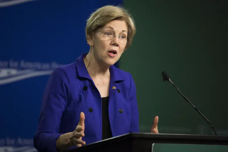 160413_FF_WarrenTaxes Senator Elizabeth Warren, a Democrat from Massachusetts, speaks during a U.S. Labor Department news conference at the Center for American Progress in Washington, D.C., U.S., on Wednesday, April 6, 2016.