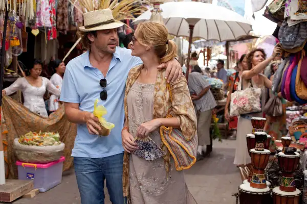 Javier Bardem as “Felipe” and Julia Roberts as “Elizabeth Gilbert” in EAT PRAY LOVE