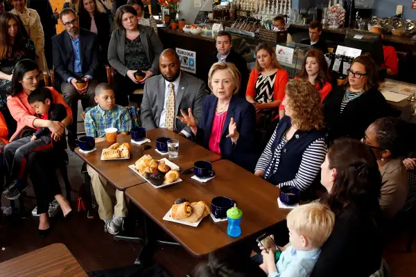 160511_FF_ClintDemocratic presidential candidate Hillary Clinton holds a discussion with women and families on work-life balance and family issues during a visit to a cafe in Stone Ridge in Loudon County, Virginia May 9, 2016.