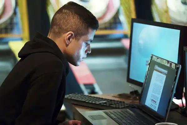 MR. ROBOT, Rami Malek in 'eps1.3 da3m0ns.mp4' (Season 1, Episode 4, aired July 15, 2015).