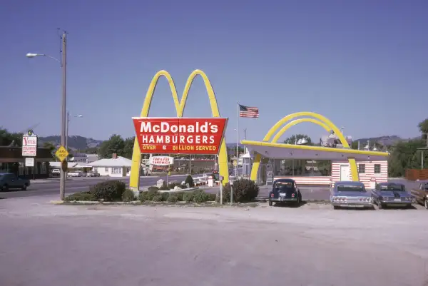 The Founder tells the story of the relationship between Ray Kroc and McDonald's original founders.