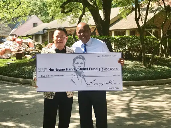 Houston Mayor Sylvester Turner accepting a $5 million check from Kieu Hoang for the Hurricane Harvey Relief Fund.