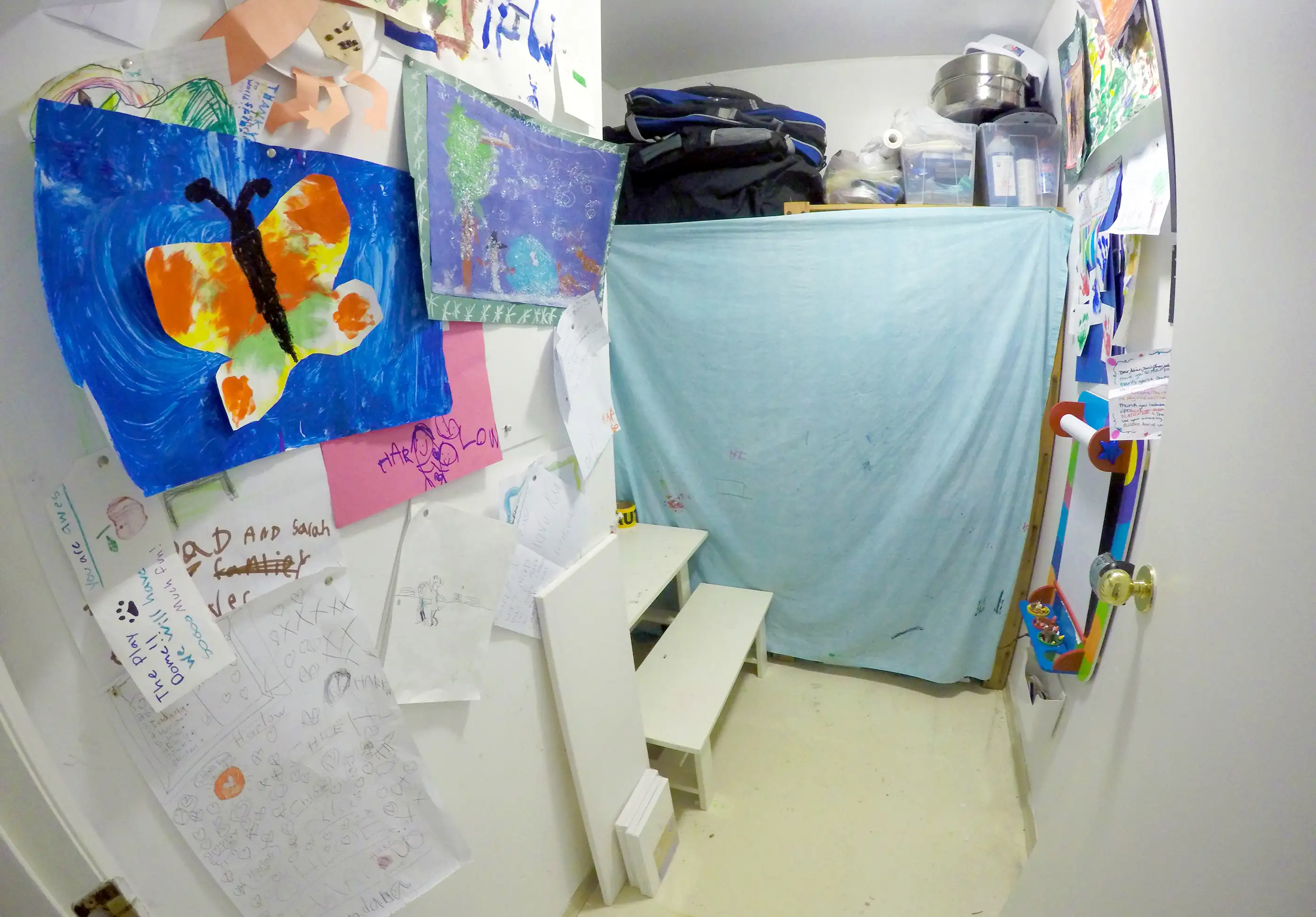 171011-five-kids-tiny-apartment-art-room