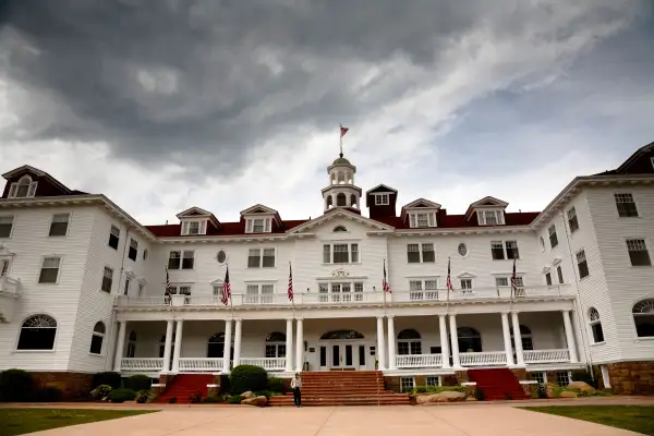 171025-creepy-hotels-stanley-hotel