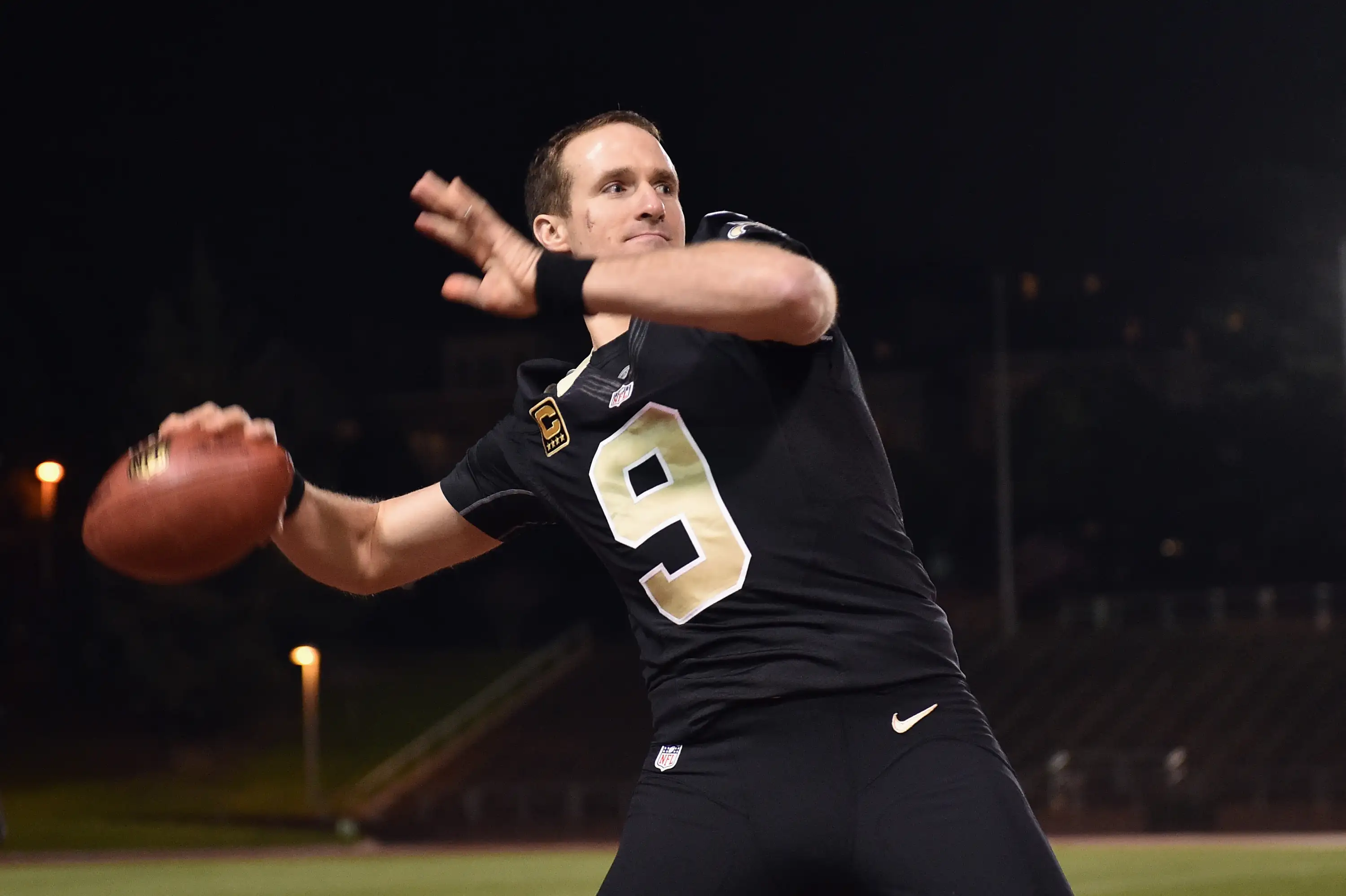 Verizon #Minute50 Winners Catch 50-Yard Pass From Drew Brees