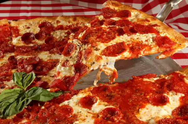 Aug. 2, 2011 - Palm Beach Gardens, Florida, U.S. - . PALM BEACH GARDENS. Grimaldi's Coal Brick-Oven Pizzeria in Downtown at the Gardens in Palm Beach Gardens. Pepperoni pizza. (Credit Image: © Taylor Jones/The Palm Beach Post/ZUMAPRESS.com)