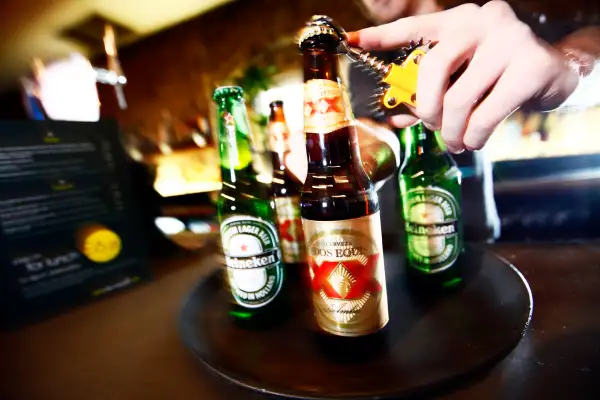 Heineken Agrees to Buy FemsaÕs Beer Unit
