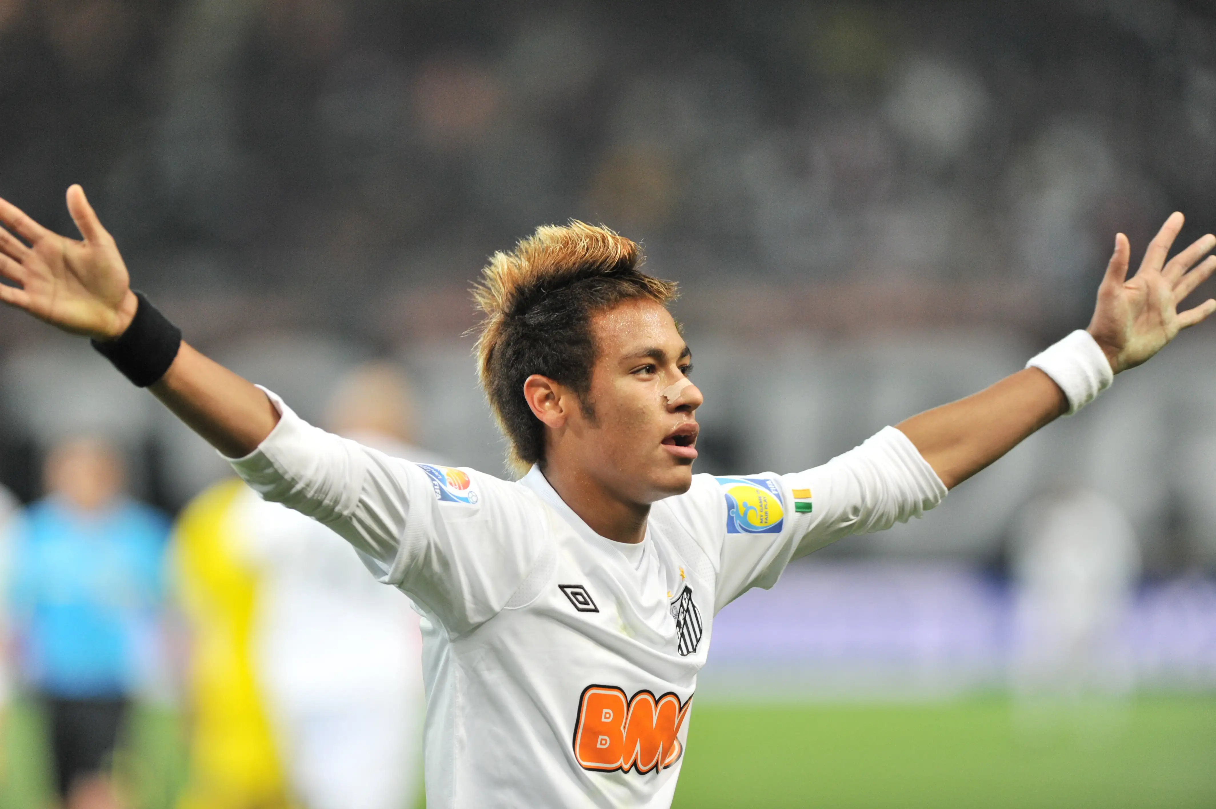 Santos striker Neymar (C) celebrates his