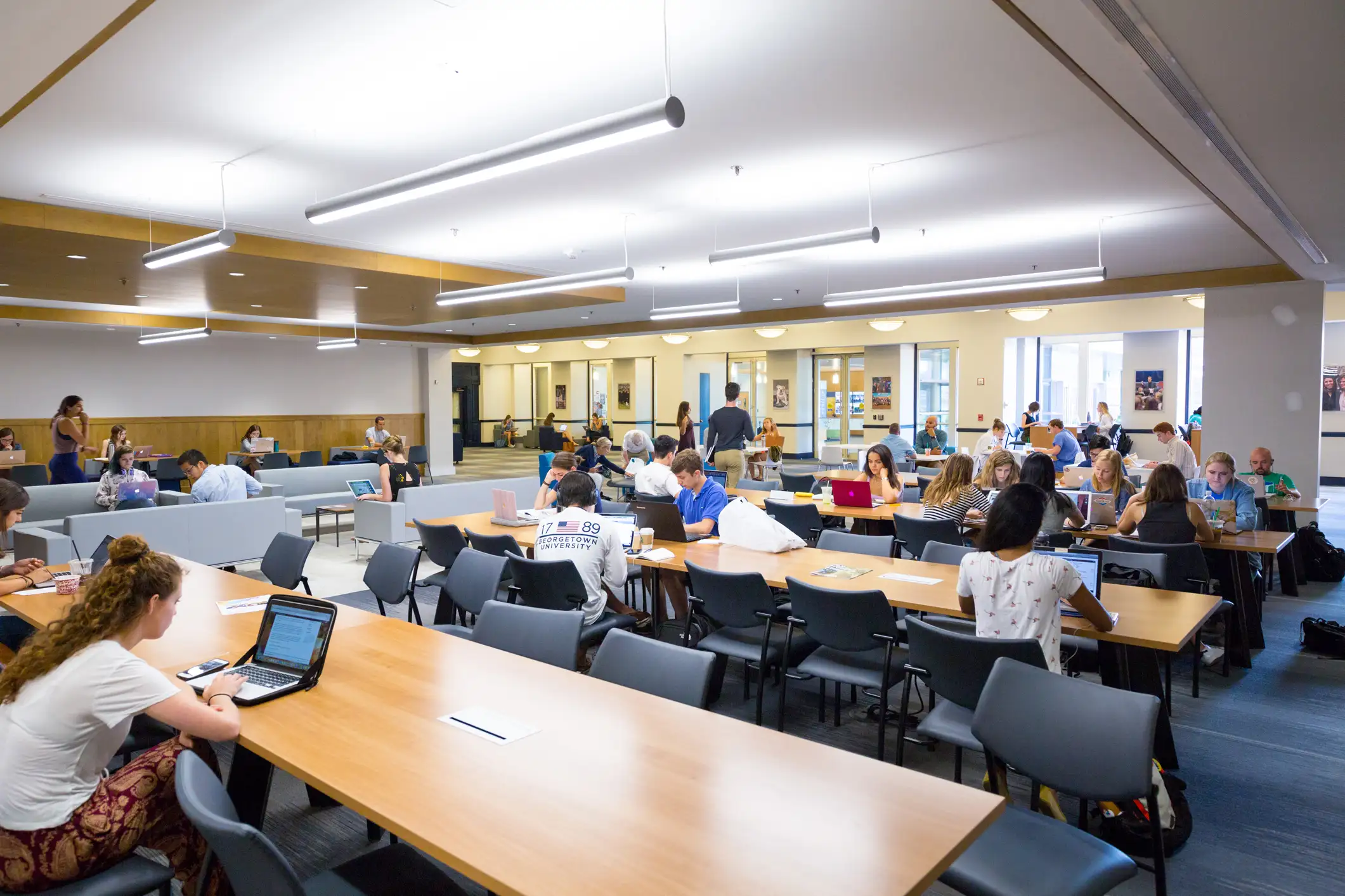 Student studying at Georgetown Universityâs library