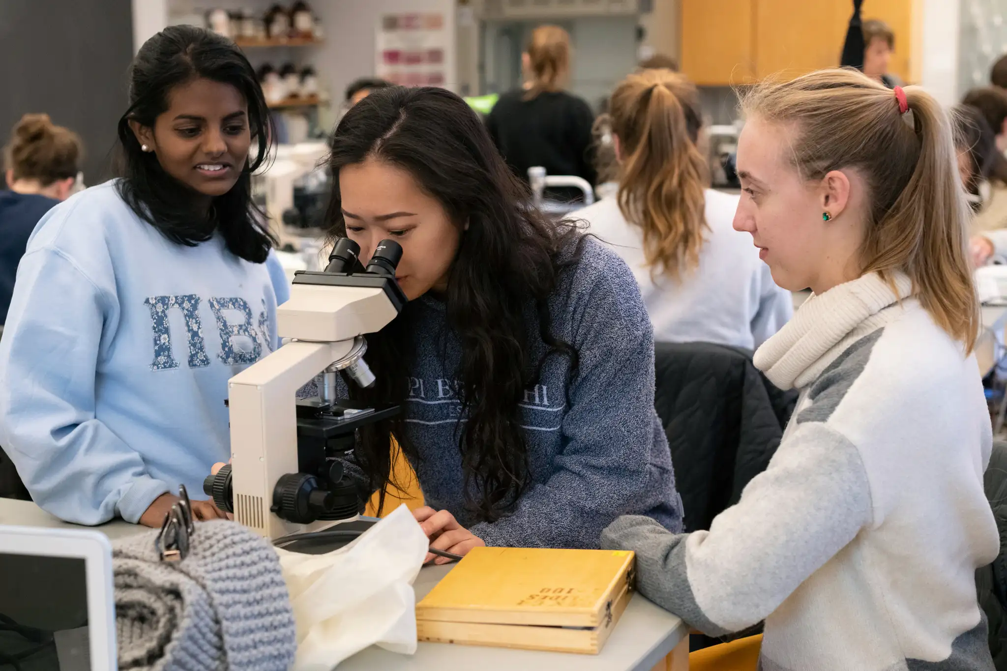 Students looking through a microscope during class at Washington and Lee University