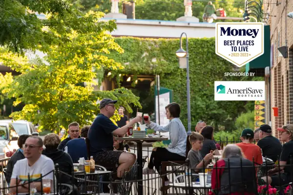 People eating at an outdoor restaurant in Rogers Park neighborhood in Chicago, Illinois